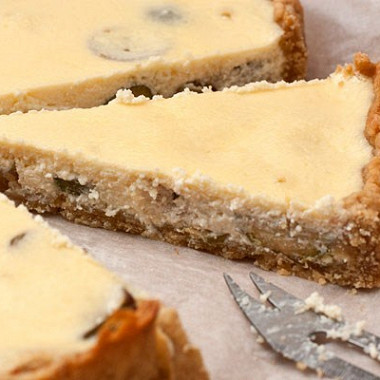 Рецепт Творожный пирог с фейхоа и клубничным соусом