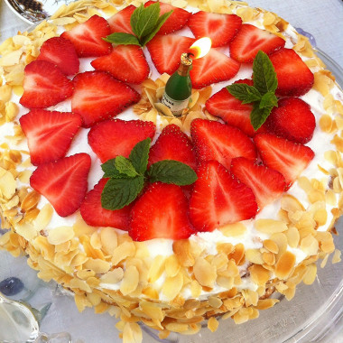 Рецепт Клубничный торт на день рождения