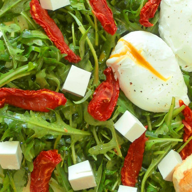 Рецепт Салат с рукколой, яйцом-пашот и вялеными помидорами
