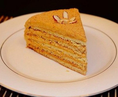 Фото рецепт «Медовик» со сгущенкой