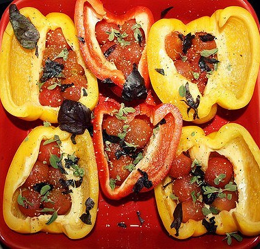 Рецепт Перец запеченый с томатами черри, базиликом и майораном