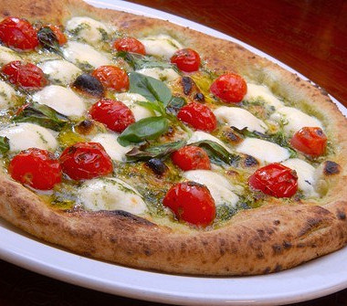 Рецепт Сырная пицца с базиликом