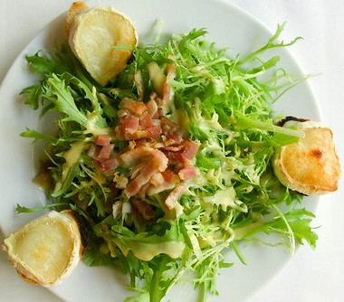 Рецепт Салат из рукколы, маслин, панчетты и пармезана