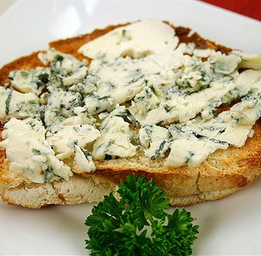 Рецепт Тосты с пармезаном, голубым сыром и зеленым луком