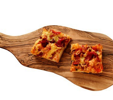 Рецепт Пицца с салями, тремя сортами сыра и прованскими травами