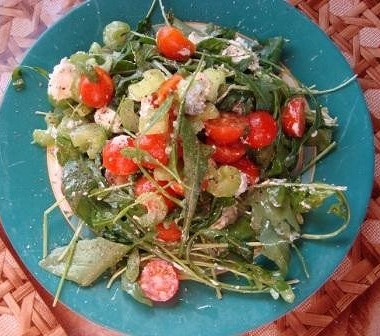 Рецепт Салат с креветками, овощами и брынзой