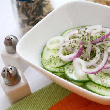 Рецепт Огуречный салат с красным луком, укропом и сметаной по‑гречески
