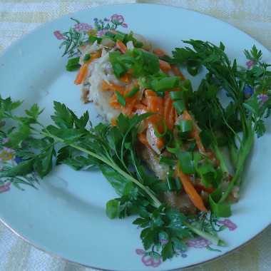 Рецепт Жареная камбала с морковью, луком и сметаной.