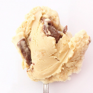 Рецепт Карамельное мороженое с кусочками Snickers