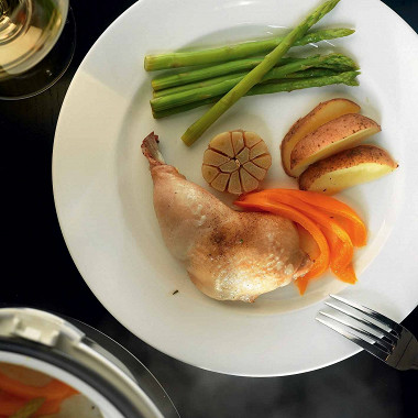 Рецепт Курица с томленым чесноком, картофелем, зеленой спаржей и перцем