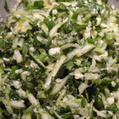 Рецепт Салат с цукини, зеленью и фетой по‑гречески