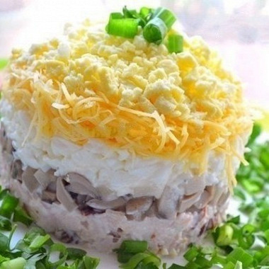 Рецепт Слоеный салат с копченой курицей и грибами