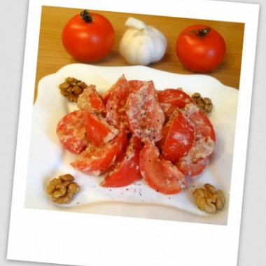Рецепт Салат с помидорами и грецкими орехами