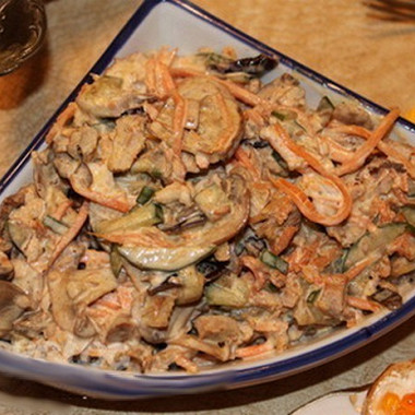 Рецепт Румынский салат из курицы с черносливом и огурцом