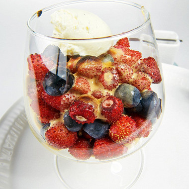 Рецепт Ореховый сабайон с ягодами и мороженым
