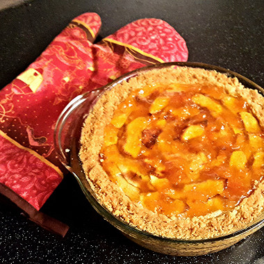Рецепт Яблочный пирог с абрикосовым джемом на корже из печенья