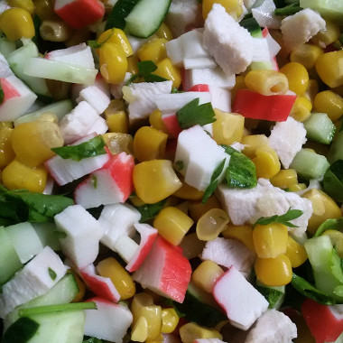 Рецепт Куриный салат с крабовыми палочками и кукурузой