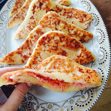 Фото рецепт Лепешки с сыром и ветчиной