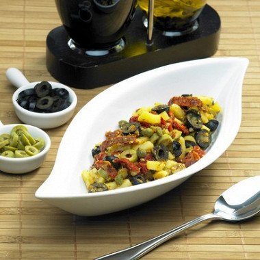 Рецепт Свежий и легкий салат из молодого картофеля, перцев и маслин