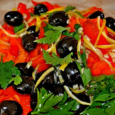 Рецепт Салат с печеным сладким перцем и оливками