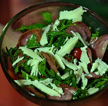 Рецепт Теплый салат с рукколой, помидорами черри, жареными колбасками Сольчечон и пармезаном