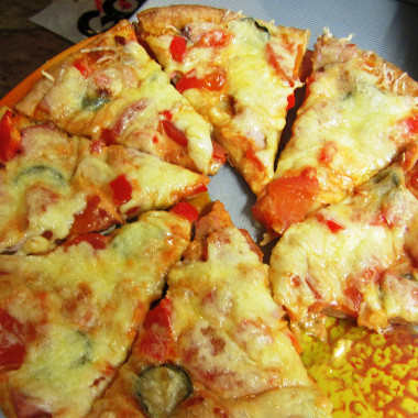 Рецепт Тонкая пицца с салями, помидорами и сладким перцем