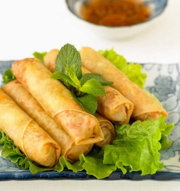 Рецепт Спринг-роллы с крабами по‑вьетнамски с листьями мяты и сладким соусом чили