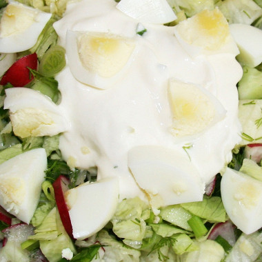 Рецепт Весенний салат с редисом, огурцами и яйцами