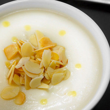 Рецепт Крем-суп из сельдерея с трюфельным маслом и миндалем