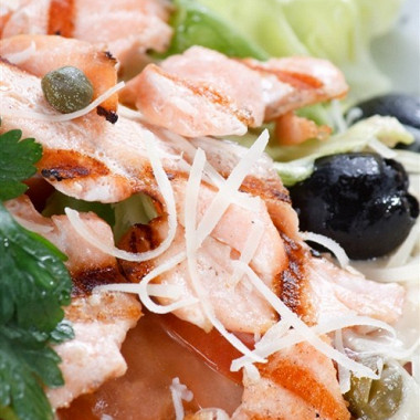 Рецепт Салат из лосося с оливками