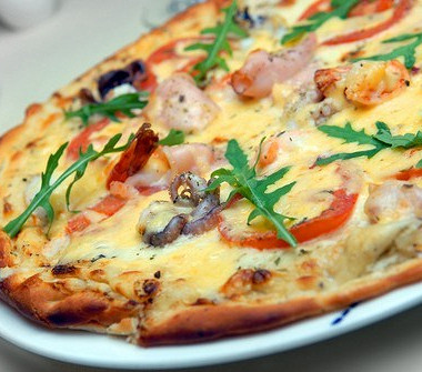 Рецепт Пицца с томатами, кальмарами и креветками