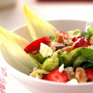 Рецепт Зеленый салат с клубникой, фетой и грецкими орехами