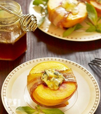 Рецепт Персики с сыром в беконе