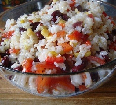 Рецепт Салат из риса, красной фасоли, кукурузы и помидоров черри