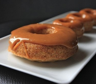 Рецепт Яблочные пончики с карамелью