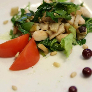 Рецепт Зеленый салат с курицей и белыми грибами