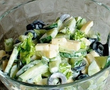Рецепт Огуречный салат с маслинами и сыром
