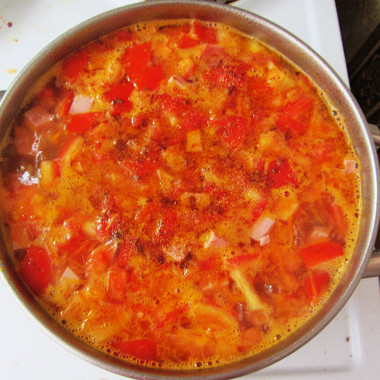 Рецепт Томатный суп с фасолью, свининой и сосисками