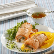Рулеты из лосося с рукколой и пармезаном