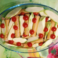 Каннеллони с начинкой из курицы и перца, с кабачком и помидорами