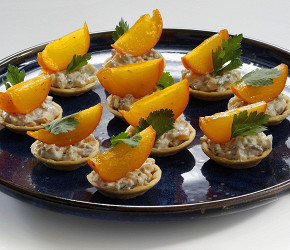 Фотография рецепта Тарталетки с хурмой и копченой курицей