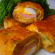 Блинчики с ветчиной, яйцами и сыром в панировке