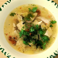 Куриный суп с беконом, луком-пореем и вялеными томатами