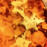 Творожная запеканка с яблоками и изюмом