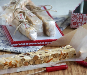 Фотография рецепта Мягкая нуга с орехами и курагой (Torrone morbido)