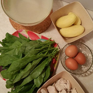 Зеленый борщ с куриной грудкой