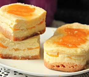 Фотография рецепта Творожная запеканка с кокосом и персиками