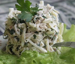 Фотография рецепта Салат из курицы с яблоком и брынзой под майонезом «Белоснежка»