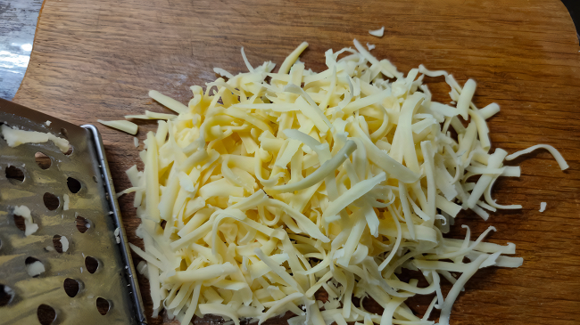Фото шага рецепта Салат из курицы с ананасом и сыром 175133 шаг 8
