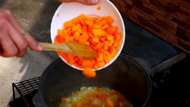 Фото шага рецепта Мясной суп с тыквой на костре 151528 шаг 3